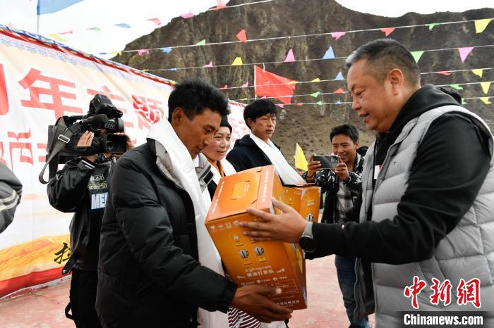 圖為墨竹工卡縣龍珠崗村，慰問(wèn)活動(dòng)現(xiàn)場(chǎng)?！∝暩聛?lái)松 攝