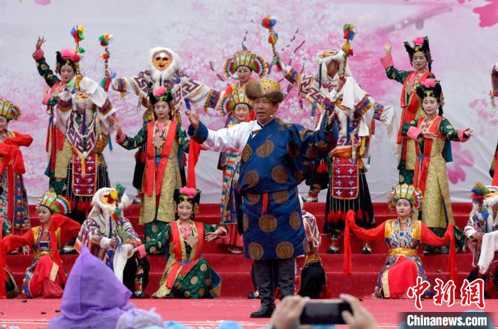 3月28日，西藏林芝第二十屆桃花旅游文化節(jié)開幕式上的文藝表演?！±盍?攝