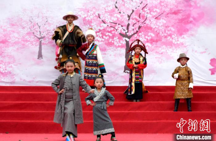 3月28日，西藏林芝第二十屆桃花旅游文化節(jié)開幕式上的文藝表演?！±盍?攝