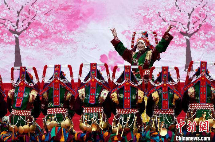 3月28日，西藏林芝第二十屆桃花旅游文化節(jié)開幕式上的文藝表演?！±盍?攝