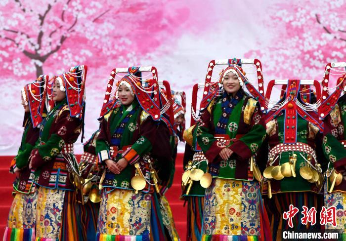 3月28日，西藏林芝第二十屆桃花旅游文化節(jié)開幕式上的文藝表演?！±盍?攝