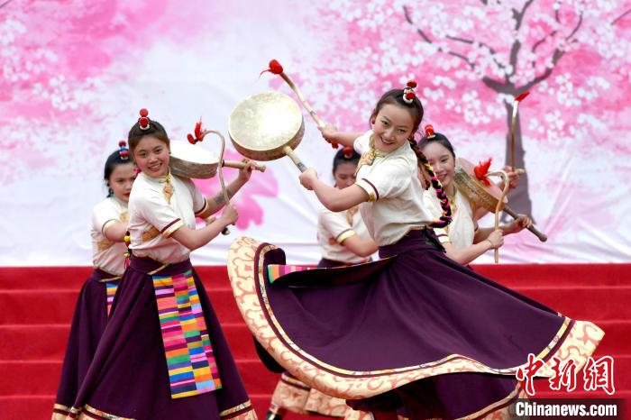 3月28日，西藏林芝第二十屆桃花旅游文化節(jié)開幕式上的文藝表演?！±盍?攝