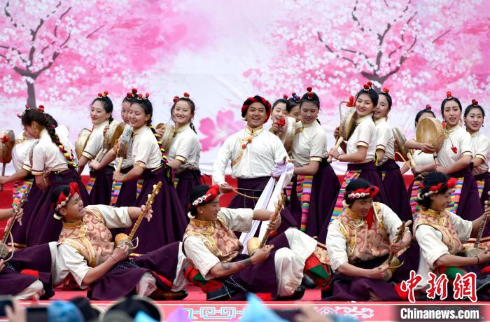 3月28日，西藏林芝第二十屆桃花旅游文化節(jié)開幕式上的文藝表演?！±盍?攝