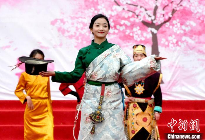 3月28日，西藏林芝第二十屆桃花旅游文化節(jié)開幕式上的文藝表演?！±盍?攝