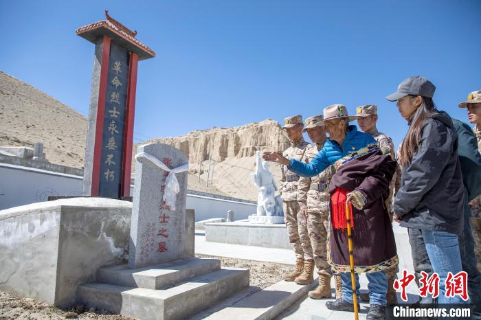 圖為在西藏阿里地區(qū)札達(dá)縣烈士陵園，82歲的次仁南杰老人為軍民代表講述新舊西藏的變化?！詵| 攝