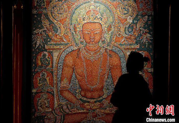 3月31日，觀眾欣賞展覽中的作品?！±盍?攝