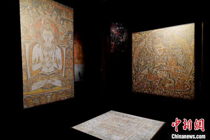 3月31日，觀眾欣賞展覽中的作品?！±盍?攝