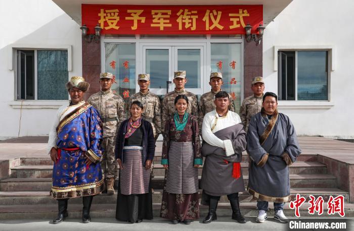 圖為列兵代表與親人合影留念?！詵| 攝