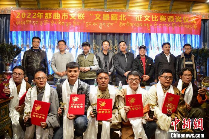 圖為獲獎人員合影留念?！∝暩聛硭?攝