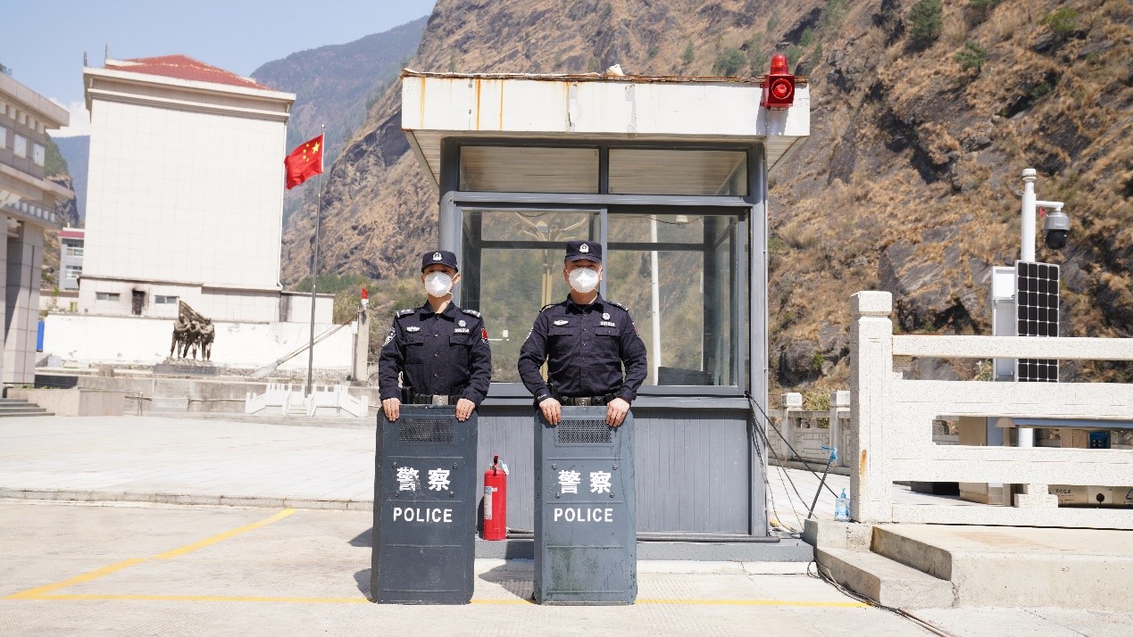 吉隆口岸移民管理警察正在執(zhí)勤。人民網(wǎng)記者 唐宋攝