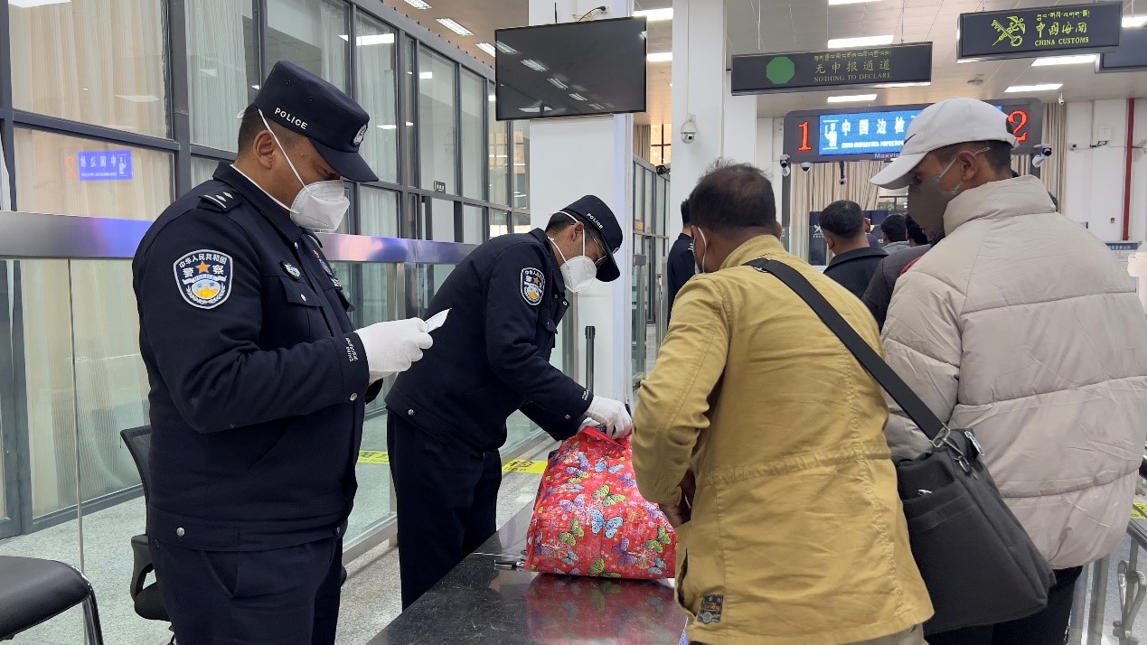吉隆口岸移民管理警察正在對(duì)行李物品進(jìn)行檢查。人民網(wǎng)記者 唐宋攝