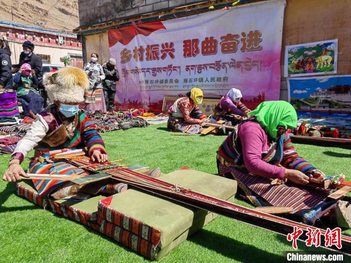 圖為2022年，安多縣雁石坪鎮(zhèn)“鄉(xiāng)村振興那曲奮進”編織技藝比賽現(xiàn)場。資料圖 那曲市“鄉(xiāng)村振興 那曲奮進”活動辦供圖