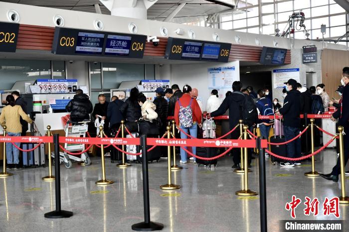 圖為旅客辦理登機手續(xù)。　周航 攝