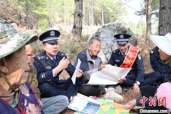 圖為竹瓦根邊境派出所民警為轄區(qū)群眾宣講森林防火常識?！≈裢吒吘撑沙鏊?供圖