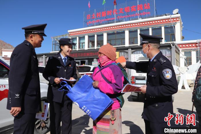 圖為日土邊境派出所民警在選轄區(qū)宣講國家安全知識?！∪尾?攝