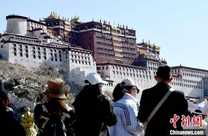 4月17日，游客在拉薩布達(dá)拉宮觀景臺(tái)拍照留念?！±盍?攝