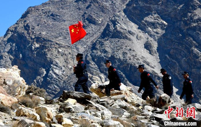 底雅邊境派出所民警夏永軍(左一)在巡邏中?！±盍?攝