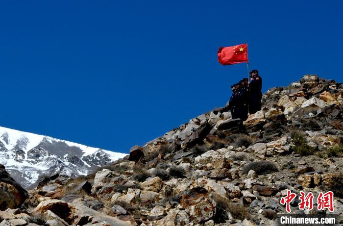底雅邊境派出所民警夏永軍(右一)在巡邏中?！±盍?攝
