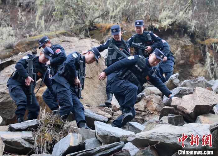山南邊境管理支隊玉麥邊境派出所民警在邊境巡邏途中穿過亂石區(qū)?！∴嶇?攝