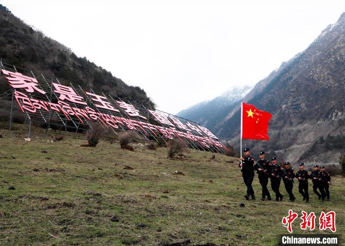 山南邊境管理支隊玉麥邊境派出所民警在轄區(qū)開展巡邏?！∴嶇?攝