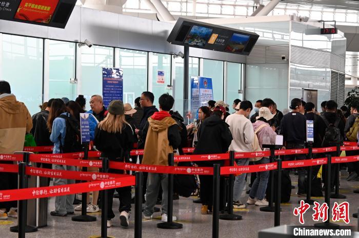圖為“五一”期間，拉薩貢嘎機場旅客密集出行?！≡黝D珠 攝