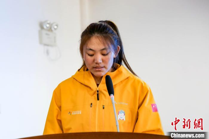 運動員代表擁青拉姆發(fā)言?！∝暣_ 攝