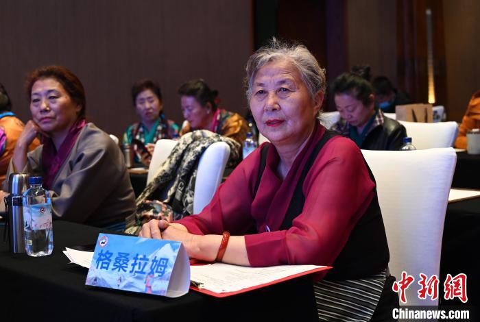 圖為西藏銀發(fā)旅游產(chǎn)品體驗團老年代表?！≮w朗 攝