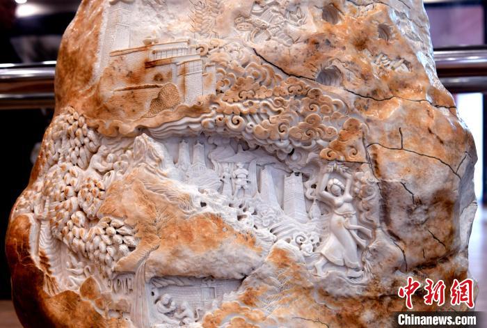 圖為5月16日，展覽中的漢白玉雕作品《猴子變?nèi)恕??！±盍?攝