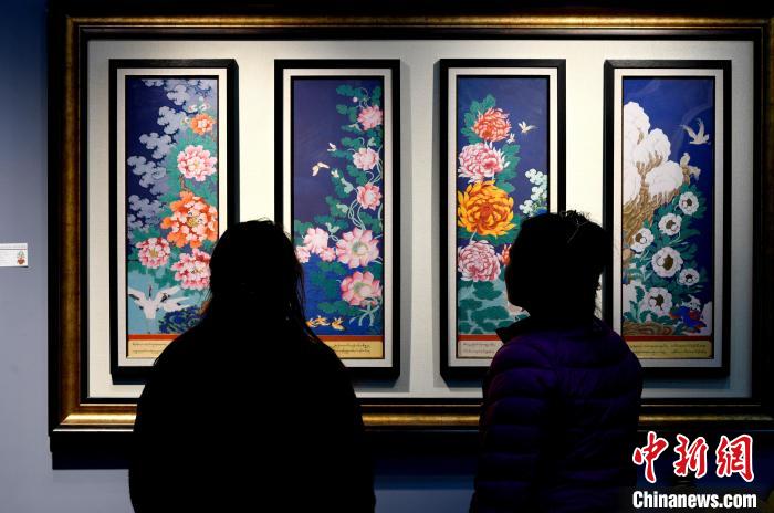 圖為5月16日，觀眾正在欣賞展覽中的新創(chuàng)唐卡作品?！±盍?攝