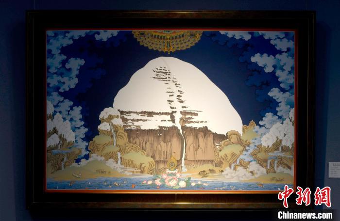 圖為5月16日，展覽中新創(chuàng)唐卡作品《岡底斯山》。　李林 攝