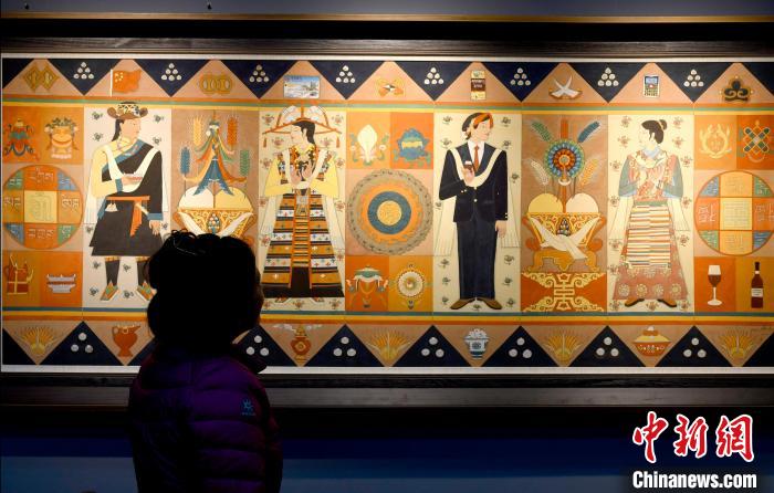 圖為5月16日，觀眾正在欣賞展覽中的新創(chuàng)唐卡作品?！±盍?攝
