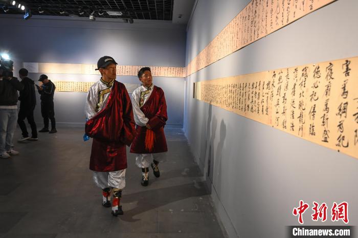 圖為學生參觀黃庭堅書法文獻展。　趙朗 攝