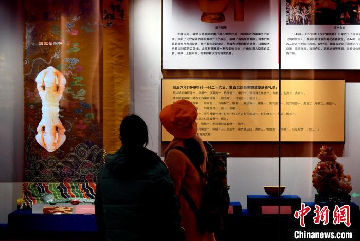 圖為5月18日，觀眾正在欣賞展覽。　李林 攝