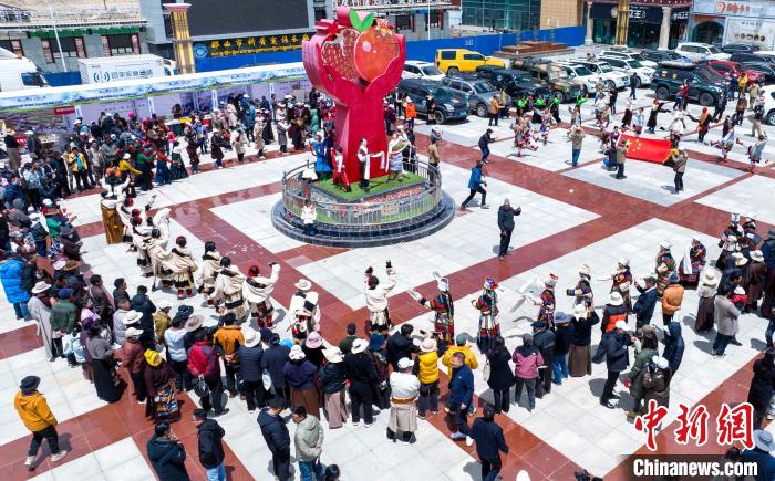 圖為“極地那曲 天際之旅”2023西藏那曲“中國(guó)旅游日”音樂(lè)美食嘉年華活動(dòng)現(xiàn)場(chǎng)。　那曲市文化和旅游局供圖