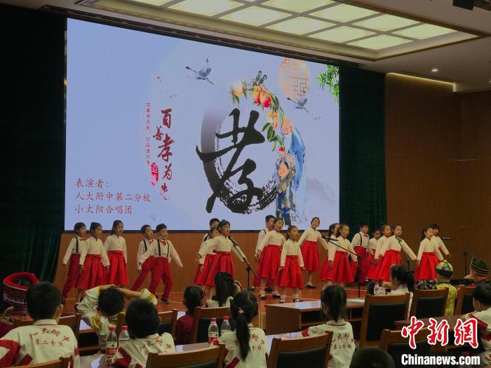 圖為中國人民大學附屬中學第二分校的小朋友們合唱。　陳建新 攝