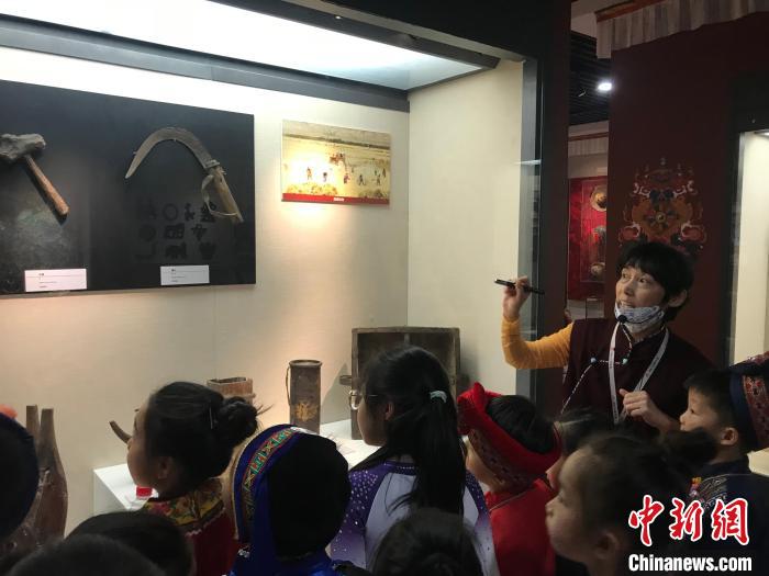 圖為中國人民大學附屬中學第二分校的小朋友們參觀“雪域星光——西藏傳統(tǒng)文化藝術展”?！￡惤ㄐ?攝