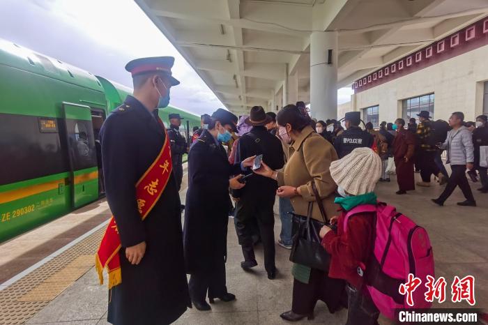 日喀則火車站工作人員引導(dǎo)乘客乘坐高原復(fù)興號?！《飞降?攝