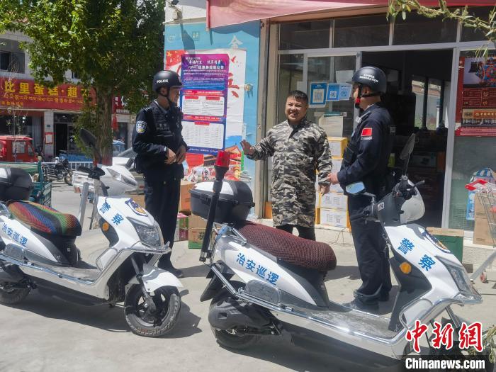 民警對轄區(qū)商鋪進行走訪排查?！↑S創(chuàng)偉 攝