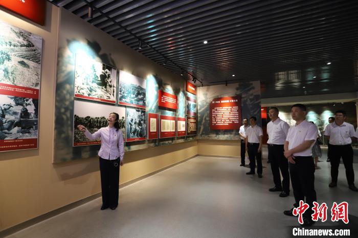 圖為西藏航空一行在臨沂市孟良崮戰(zhàn)役紀念館開展主題教育活動?！〗?攝