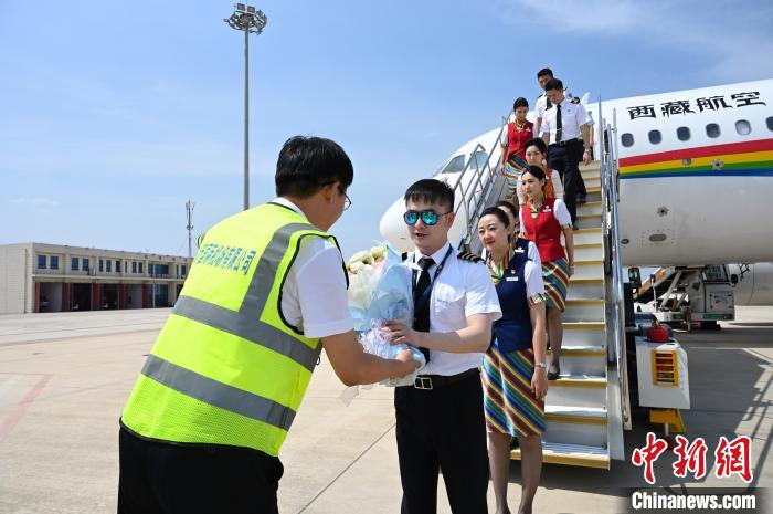 圖為機組順利抵達后獲贈祝賀。　趙朗 攝
