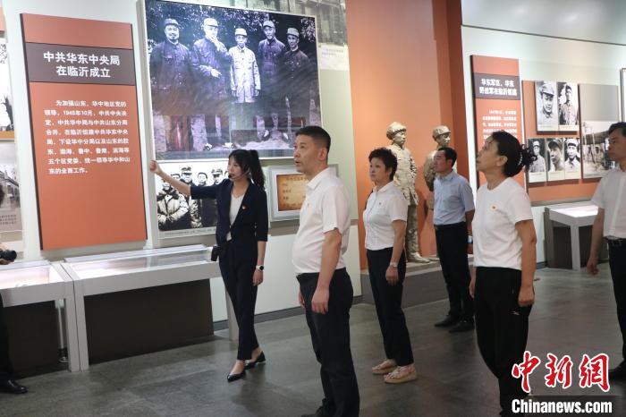 圖為西藏航空一行在臨沂市沂蒙革命紀念館開展主題教育活動?！〗?攝