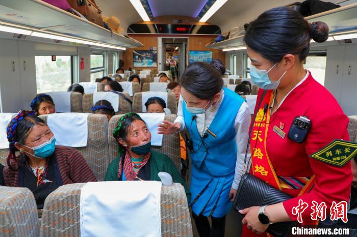 農(nóng)牧民乘坐高原復(fù)興號動車組出行?！≈軔傁?攝