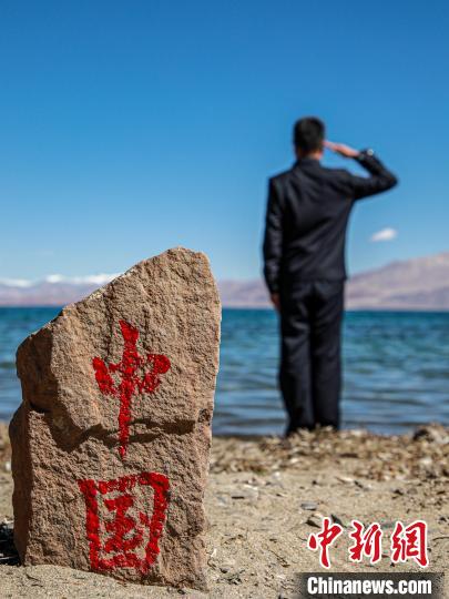 班公湖畔的“中國”標記?！↓埿▲P 攝