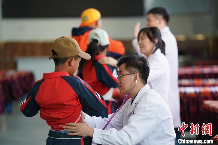6月26日，西藏日喀則特校的孩子參加先心病篩查。　蘇丹 攝