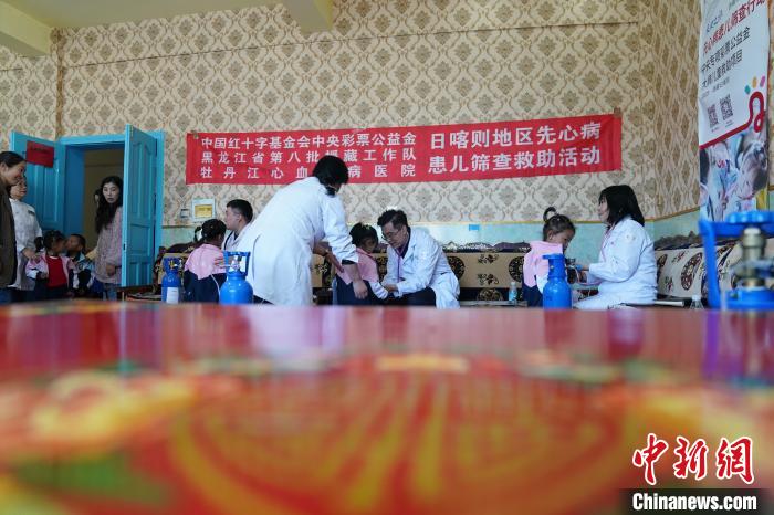6月27日，西藏康馬縣雙語幼兒園的孩子參加先心病篩查。　蘇丹 攝