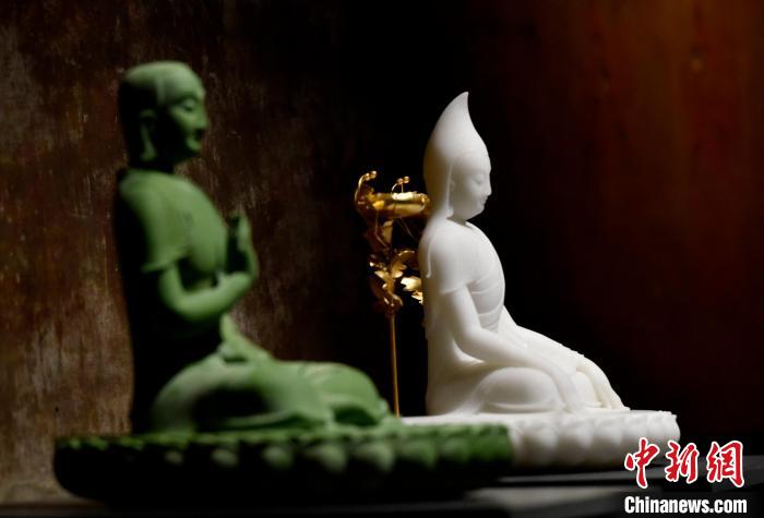 圖為展覽中圍繞西藏歷史與傳統(tǒng)創(chuàng)作的雕塑作品?！±盍?攝