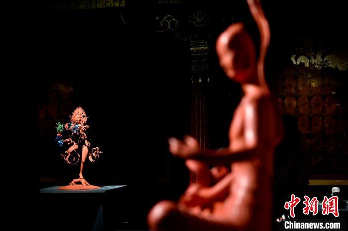 圖為展覽中圍繞西藏歷史與傳統(tǒng)創(chuàng)作的雕塑作品。　李林 攝