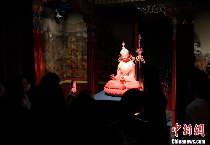 圖為觀眾正在欣賞展覽中的雕塑作品?！±盍?攝