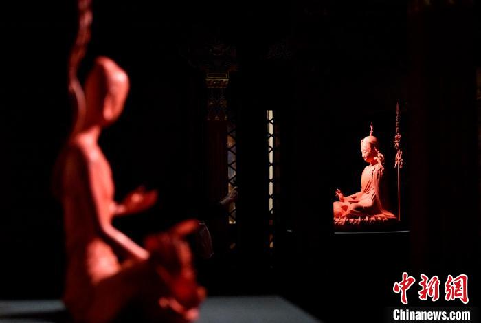 圖為展覽中圍繞西藏歷史與傳統(tǒng)創(chuàng)作的雕塑作品?！±盍?攝
