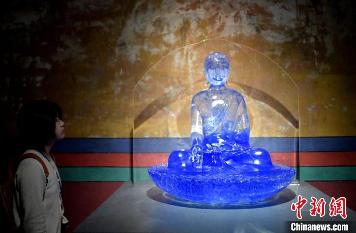 圖為觀眾正在欣賞展覽中的雕塑作品。　李林 攝